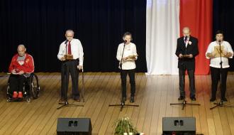 Występ podopiecznych Powiatowego Domu Pomocy Społecznej w Drzewicy. Na scenie pięć osób – dwie panie i trzech panów, jeden na wózku inwalidzkim