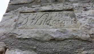 Na murowanej bramie „stempel” wyryty w kamieniu. Na „stemplu” widnieje nazwisko Wiktorowicz oraz data z trzema pierwszymi cyframi: 1, 9 i 2 lub 3