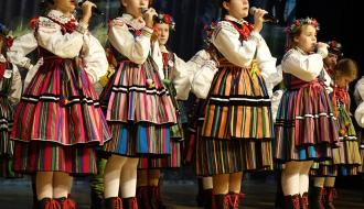 Na scenie występuje dziecięcy zespół folklorystyczny „Mali Drzewiczanie”. Na przedzie śpiewają ubrane w stroje opoczyńskie dziewczęta.