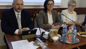 Prezydium Rady Miejskiej w Drzewicy. Przy stole prezydialnym siedzą od siedzą: Wiceprzewodniczący Paweł Małek, Przewodnicząca Dorota Wiktorowicz, Wiceprzewodnicząca Joanna Popis.
