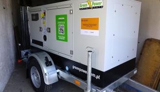 Stojący na przyczepie w garażu agregat prądotwórczy o mocy 35 kW.