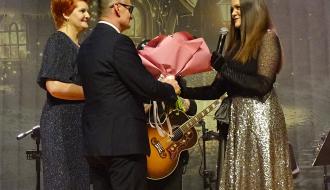 Burmistrz Drzewicy Janusz Reszelewski przy asyście Dyrektor RCK Aliny Szymańskiej wręcza bukiet kwiatów Dominice Gawędzie.