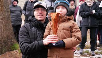 Waldemar Pęczkowski z Urzędu Miejskiego w Drzewicy przekazuje puchar najmłodszemu piechurowi – Antkowi Krzyżanowskiemu. W tle inni piechurzy