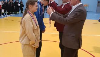 Burmistrz Drzewicy dekoruje medalem Hannę Stolarczyk, która wywalczyła tytuł wicemistrzyni powiatu w kategorii indywidualnej dziewcząt.