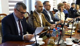 Siedząc głos zabiera Burmistrz Drzewicy Janusz Reszelewski. Po prawej siedzi Zastępca Burmistrza Dominik Niemirski i sześcioro radnych.