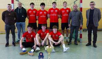 Zdjęcie grupowe przy bramce. W czerwonych koszulkach zwycięska drużyna Sprzęgła Przystałowice z Burmistrzem Drzewicy i działaczami MGKS Drzewica