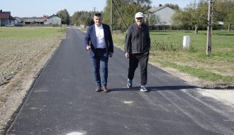 Burmistrz Drzewicy Janusz Reszelewski i sołtys Trzebiny Stanisław Pabijanek na remontowanej drodze w Trzebinie