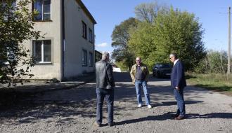 Uczestnicy rekonesansu na drodze przy budynku dawnego dworca PKP w Drzewicy