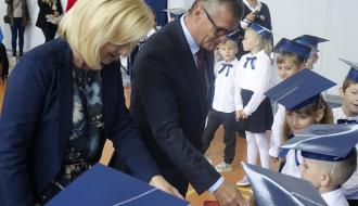 Pasowania na uczniów dokonują Dyrektor SP w Radzicach Dużych Małgorzata Warzyńczak-Pawul i Burmistrz Drzewicy Janusz Reszelewski