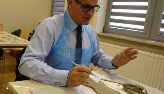 Burmistrz Drzewicy Janusz Reszelewski podczas warsztatów ceramicznych