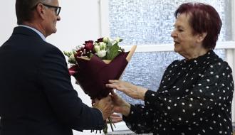 Burmistrz Drzewicy Janusz Reszelewski wręcza kwiaty Przewodniczącej Nauczycieli Emerytów i Rencistów Gminy Drzewica Marii Staniszewskiej