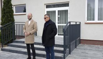  Od prawej: Burmistrz Drzewicy Janusz Reszelewski i Zastępca Burmistrza podczas odbioru inwestycji.