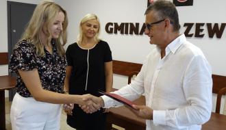 Z rąk Burmistrza Drzewicy Janusza Reszelewskiego stypendium odbiera mama Leny Jaciubek