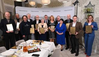 Wspólne zdjęcie laureatów i organizatorów Zielonych Orłów „Rzeczpospolitej”