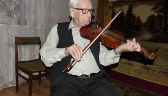 Najstarszy mieszkaniec Gminy Drzewica, Pan Stanisław Wolski z Drzewicy, gra na skrzypcach