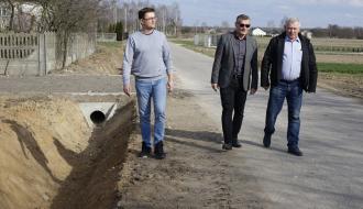 W odbiorze uczestniczą idąc drogą gminną – od lewej: Jacek Pecyna z Urzędu Miejskiego w Drzewicy, Burmistrz Drzewicy Janusz Reszelewski i radny Ireneusz Kowalski