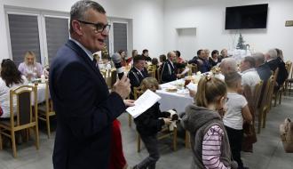 Burmistrz Drzewicy Janusz Reszelewski rozpoczyna wspólne kolędowanie