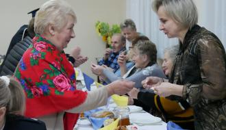 Mieszkańcy Dąbrówki łamią się opłatkiem