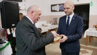 Zastępca Burmistrza Drzewicy Dominik Niemirski przekazuje opłatek sołtysowi Zakościela Mieczysławowi Dziurzyńskiemu