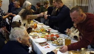 Mieszkańcy Brzustowca łamią się opłatkiem