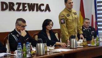 Przy stole prezydialnym głos zabiera Zastępca Komendanta Powiatowego Państwowej Straży Pożarnej w Opocznie st. kpt. Krzysztof Juszczak