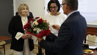Dyrektorka SP w Drzewicy Małgorzata Kuchenbecker odbiera podziękowania od Burmistrza Drzewicy. W środku Przewodnicząca Rady Miejskiej