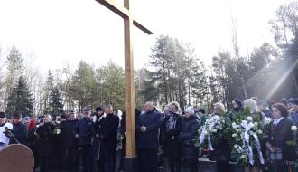 Uroczystości pogrzebowe na cmentarzu w Domasznie. Przy drewnianym krzyżu stroi m.in. delegacja Samorządu Gminy Drzewica