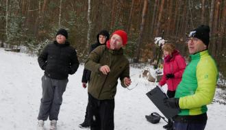Uczestnicy konkursu rzutu szyszką do celu