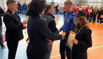 Indywidualna wicemistrzyni powiatu Alina Stolarczyk (MDP Domaszno) odbiera gratulacje z rąk Przewodniczącej Rady Miejskiej w Drzewicy Doroty Wiktorowicz