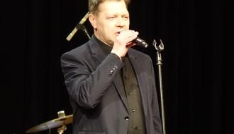 Śpiewa Krzysztof Kiljański