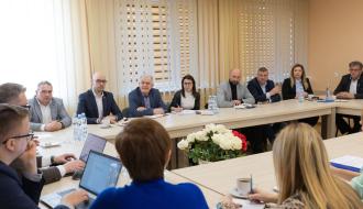 Uczestnicy spotkania w sali konferencyjnej Urzędu Gminy w Sławnie