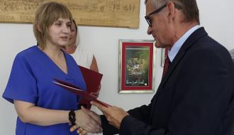 Z rąk Burmistrza Drzewicy Janusza Reszelewskiego akt mianowania odbiera Małgorzata Gałka-Kszczot