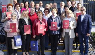 Wspólne zdjęcie społeczników i władz Gminy Drzewica przed budynkiem Urzędu Miejskiego w Drzewicy