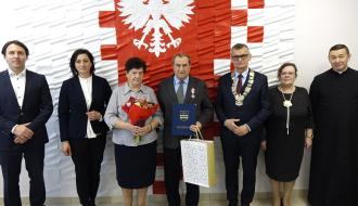 Państwo Marianna i Stefan Goworkowie z samorządowcami i księdzem proboszczem