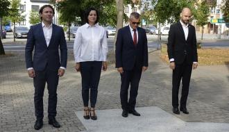 Gminna delegacja w parku na placu Wolności. Od lewej: Sekretarz Miasta Andrzej Krzyżanowski, Przewodnicząca Rady Miejskiej w Drzewicy Dorota Wiktorowicz, Burmistrz Drzewicy Janusz Reszelewski i Zastępca Burmistrza Dominik Niemirski