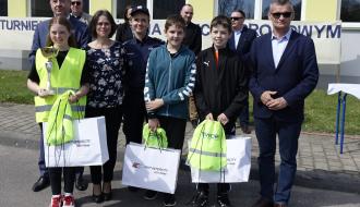 Wspólne zdjęcie zwycięskiej drużyny w młodszej kategorii wiekowej – reprezentacji SP w Drzewicy – z organizatorami i sponsorami turnieju, w tym Komendantem Powiatowym Policji mł. insp. Magdaleną Kucharską i Burmistrzem Drzewicy Januszem Reszelewskim
