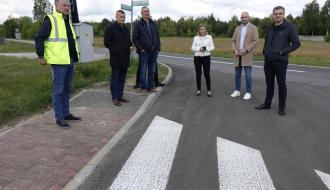 Uczestnicy odbioru na przejściu dla pieszych przy skrzyżowaniu ulic Żeromskiego i Prymasa Macieja Drzewickiego