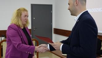  Z rąk Zastępcy Burmistrza Drzewicy Dominika Niemirskiego dyplom z podziękowaniami za realizację projektu grantowego odbiera nauczycielka SP w Brzustowcu Anna Kowalska