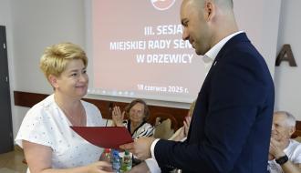 Zastępca Burmistrza Drzewicy Dominik Niemirski wręcza list z podziękowaniami Dyrektor MGOPS w Drzewicy Marcie Woźniak