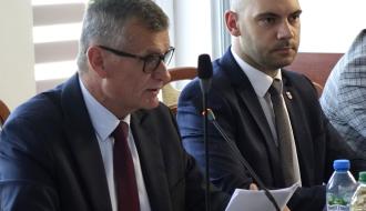 Głos zabiera Burmistrz Drzewicy Janusz Reszelewski. Obok po prawej siedzi Zastępca Burmistrza Dominik Niemirski