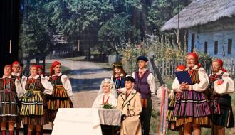 Na scenie kilkunastoosobowa grupa KGW „Dębowianki” w programie pt. „Oczepiny dawniej”