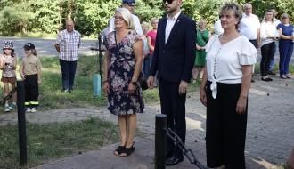 Hołd poległym za naszą wolności oddaje delegacja w składzie: od lewej sołtys Żardek Zofia Wołonkiewicz, Zastępca Burmistrza Drzewicy Dominik Niemirski, radna Rady Miejskiej w Drzewicy Bożena Dobosz