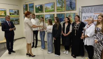 Wręczenie poplenerowych folderów artystom malarzom i artystom z RCK