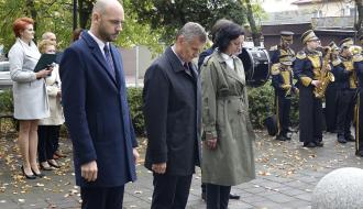 Hołd ofiarom pacyfikacji Drzewicy oddaje delegacja samorządu Gminy Drzewica: Przewodnicząca Rady Miejskiej w Drzewicy Dorota Wiktorowicz, Burmistrz Drzewicy Janusz Reszelewski, Zastępca Burmistrza Dominik Niemirski