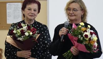 Z kwiatami Maria Staniszewska oraz Martyna Żach – Prezes Zarządu Związku Nauczycielstwa Polskiego - Oddziału w Drzewicy