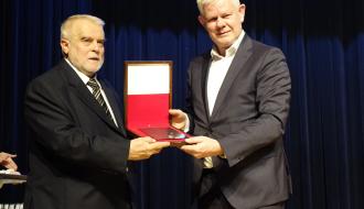 Prezes MGKS Drzewica Andrzej Sosnowiec odbiera z rąk Wiceprezesa PZPN Adama Kaźmierczaka „Srebrną Odznakę Honorową Polskiego Związku Piłki Nożnej” dla klubu