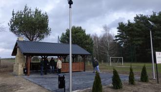 Widok ogólny na teren rekreacyjny z altaną w Krzczonowie