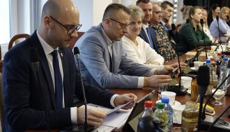 Sprawozdanie z działalności międzysesyjnej prezentuje Zastępca Burmistrza Drzewicy Dominik Niemirski. Obok radni