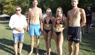 Zwycięska drużyna z Radomia i Burmistrz Drzewicy Janusz Reszelewski