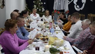 Mieszkańcy sołectwa kolędując siedząc za stołami